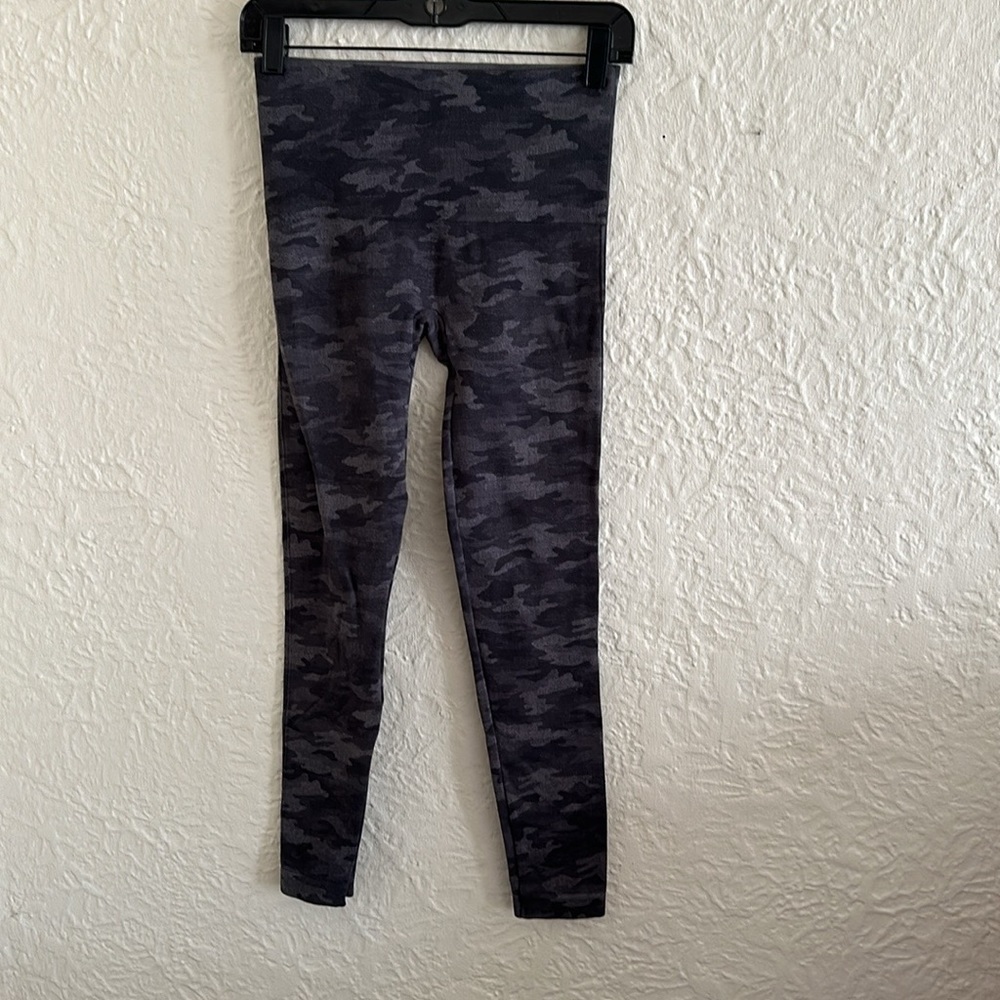 Spanx Look At Me Now High Waisted Seamless Leggings Medium Black Camouflauge - Picture 6 of 10